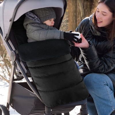 maman donne nourriture bebe envelopper dans chanceliere poussette
