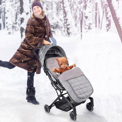 neige dans bois maman promene avec bebe assis chanceliere poussette