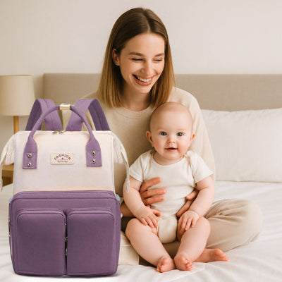 sac a langer maman assise derriere bebe