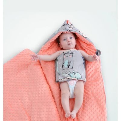 bébé couché dans chancelière pour poussette