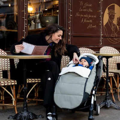 bebe dans chancelière poussette maman lit menu