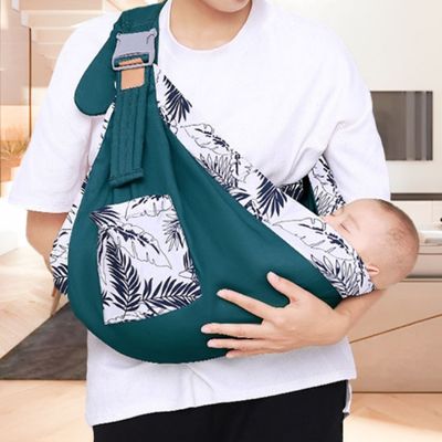 bebe dans echarpe de portage porter devant maman