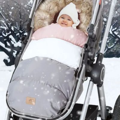 bébé dans neige heureux dans chancelière poussette