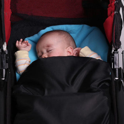 bébé dort dans chancelière poussette landau