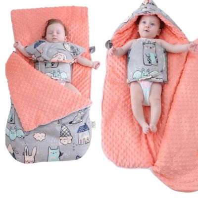 bebe dort se réveille dans chancelière pour poussette