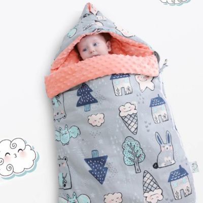 bebe ouvre grand yeux dans chanceliere pour poussette