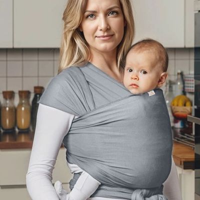 bébé porte en écharpe maman cuisine