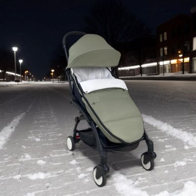 chancelière poussette dans rue éclairé