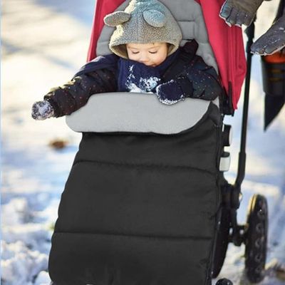 chancelière poussette maman promene bébé dans neige
