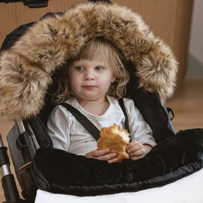 croissant dans main julie assise chancelière poussette