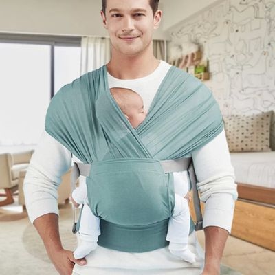 echarpe de portage bebe dors sur poitrine papa