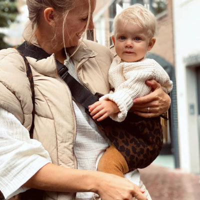 echarpe de portage maman observe bebe