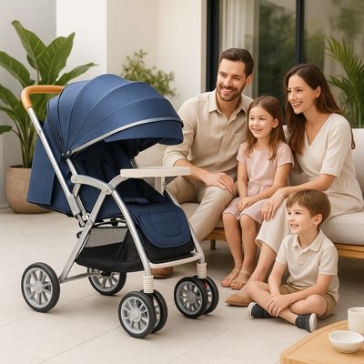 famille admire poussette canne de bébé