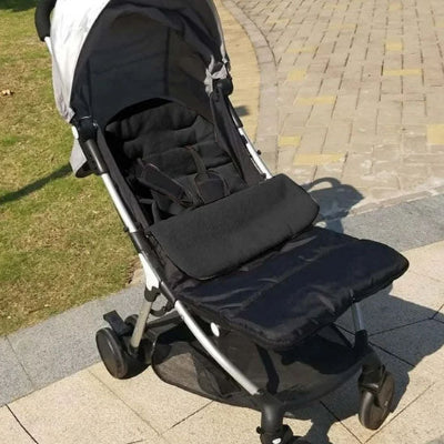 hiver parents sortent avec bebe dans chancelière poussette