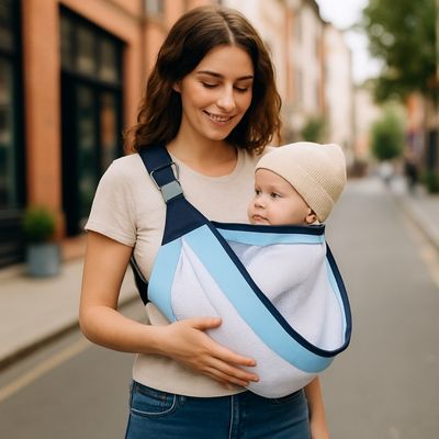 main maman sur enfant dans écharpe de portage bébé