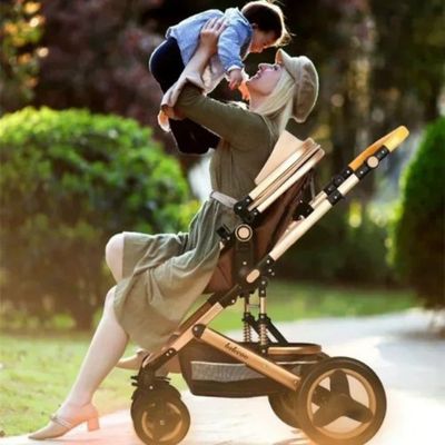 maman assise dans poussette joue avec bébé