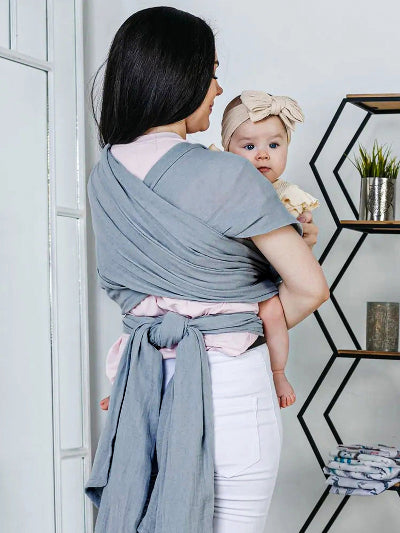 maman attache bébé porté en echarpe noeud derriere