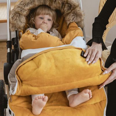 maman ouvre chancelière poussette montre pieds bébé