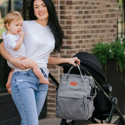maman porte bebe sac a langer en main