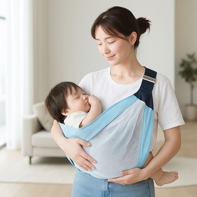 maman protège martin dans écharpe de portage bébé