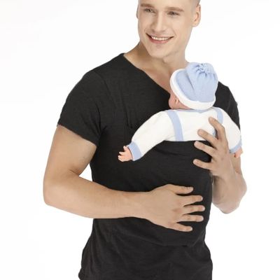 papa porte Céline dans echarpe de portage bébé