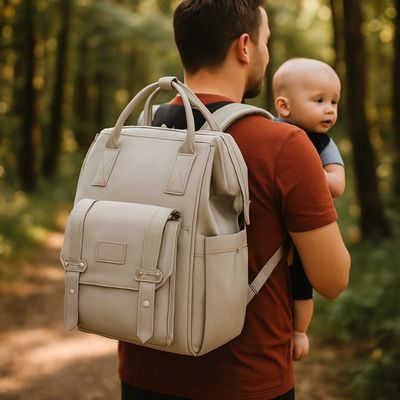 papa porte sac a langer sur dos dans bois