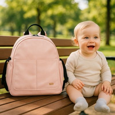 sac à dos à langer sur banc au parc