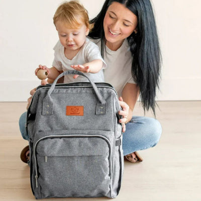 sac a langer bebe maman regarde