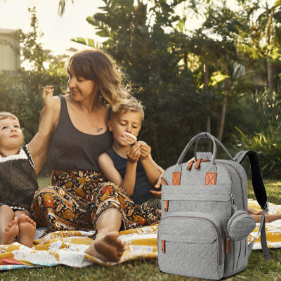 sac a langer enfants jouant avec maman