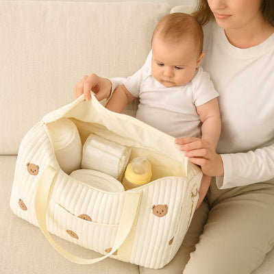 sac a langer ouvert bebe maman regarde contenu